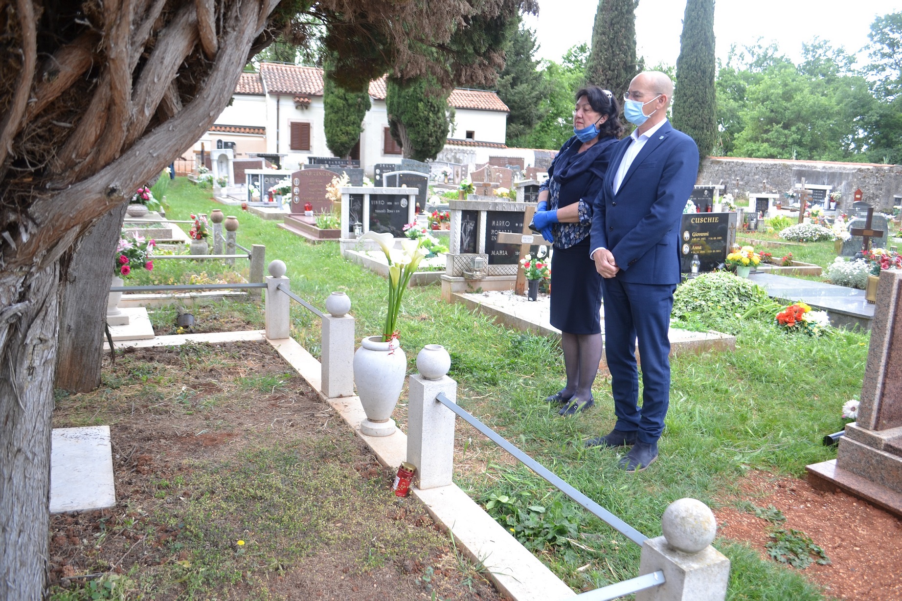 Gradonačelnik Umaga i ravnateljica umaškog Pučkog učilišta položili cvijeće na grob Ante Babića